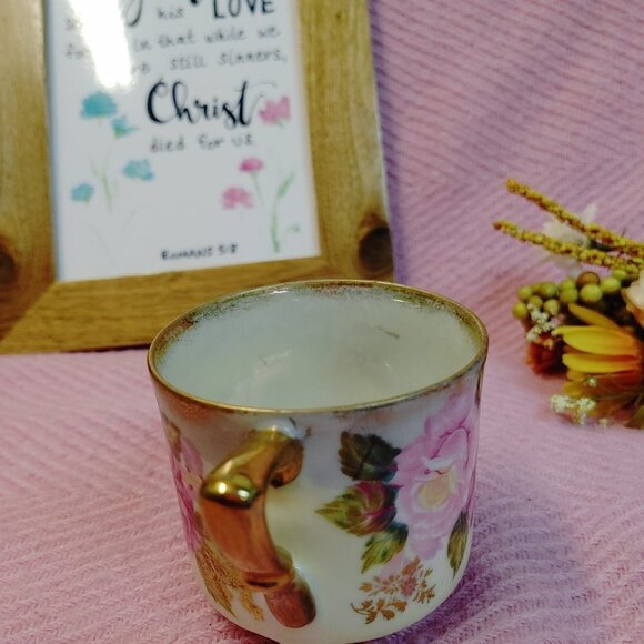1950's Vintage Porcelain Tea Cup with 3 dainty feet, Hand Painted, Roses Design - Picture 2 of 7